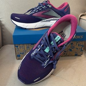 Brooks Adrenaline GTS22 , women size 9, running shoes, like new